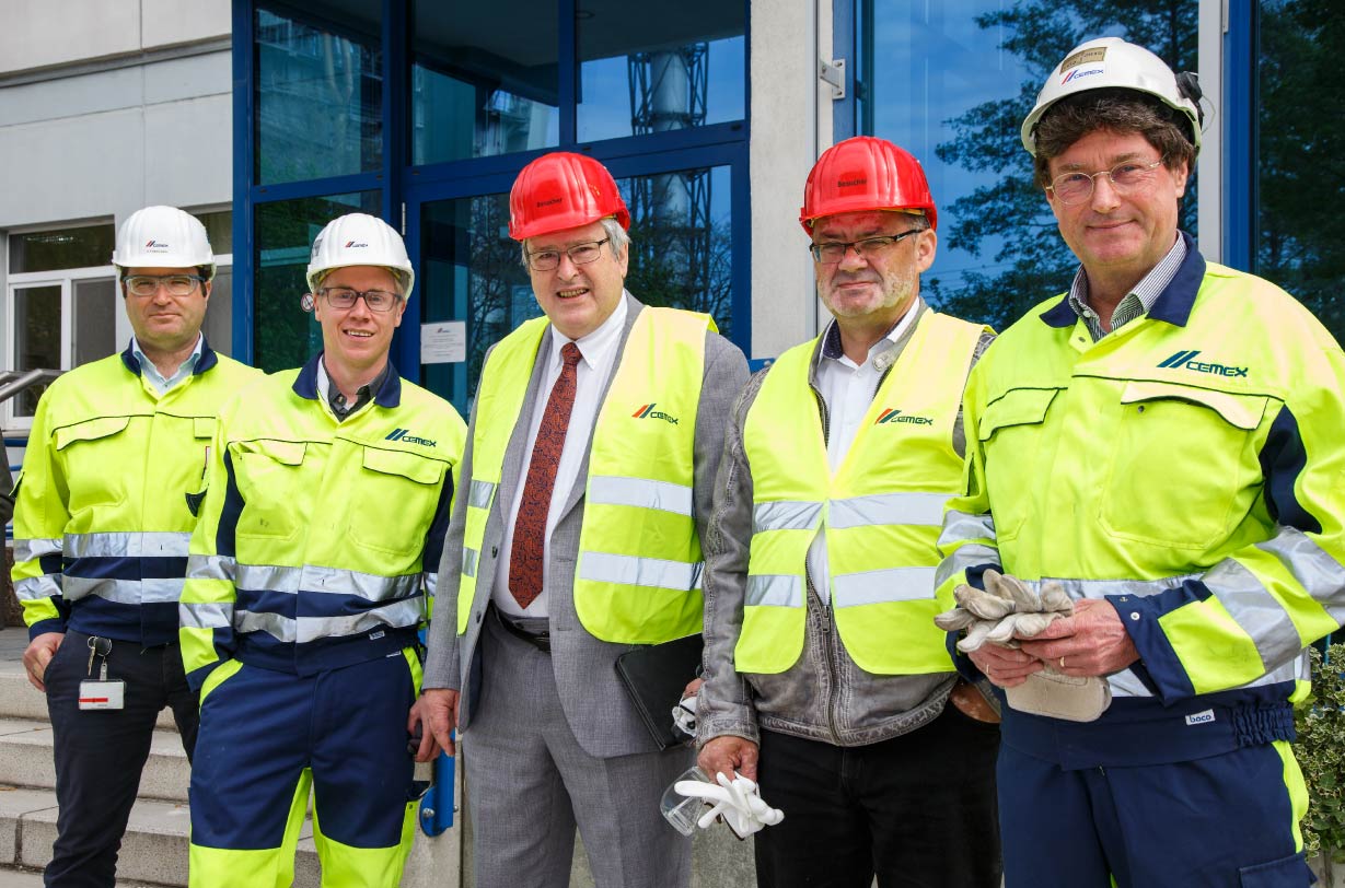 Ausblick in eine CO₂-neutrale Zukunft: Prof. Dr.-Ing. Minister Steinbach (3. v. l.) sieht CEMEX als Vorreiter in Brandenburg. Foto: © Matthias Lindner