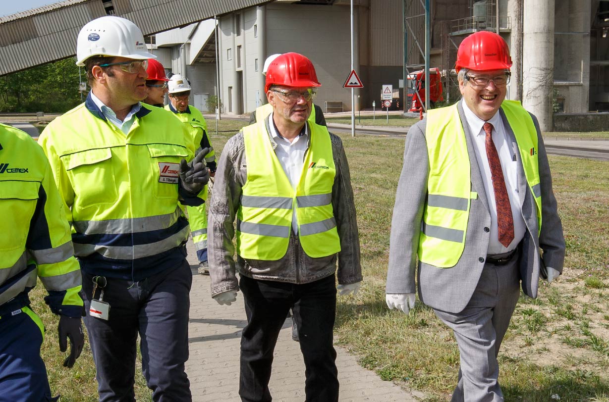 Stefan Tübergen, Manager Efficiency bei CEMEX (links) begleitet die Besucher im Zementwerk. Foto: © Matthias Lindner