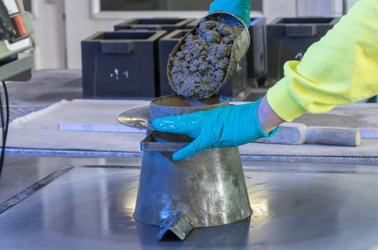 Im Betonlabor wird der Zement in unterschiedlichen Betonsorten auf seine Qualität hin geprüft. Die Kenngröße für die Konsistenz von Frischbeton wird hier mittels des Ausbreitmaßes ermittelt. Foto: © Roland Horn