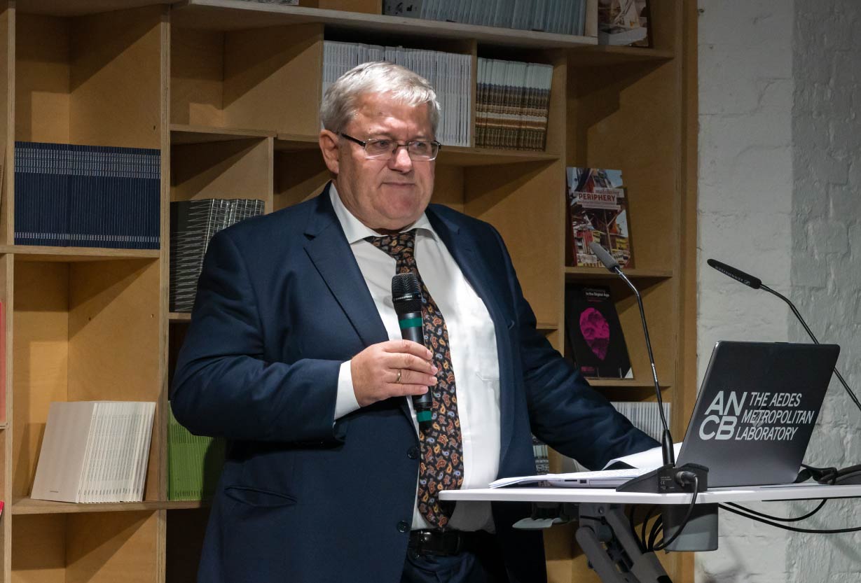 Prof. Dr.-Ing. Rolf Breitenbücher lobte die Arbeiten der Preisträger. Foto: © Erik-Jan Ouwerkerk