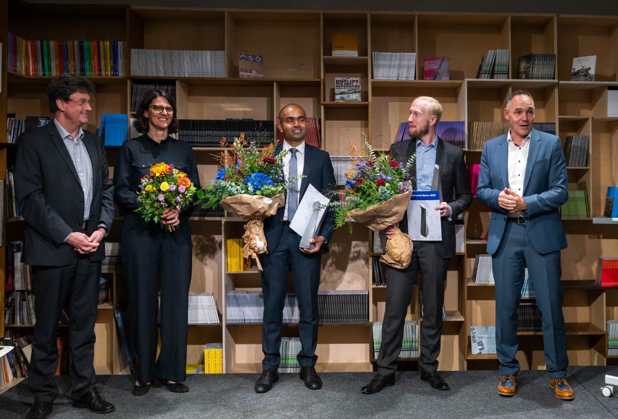 Rüdiger Kuhn (l.), Alexandra Decker (2. v. l.) und Karsten Schubert (r.) von der CEMEX Deutschland AG gratulieren den Preisträgern des Förderpreis Beton Central Europe 2020: Dr. Venkatesh Naidu Nerella und Dr. Daniel Weger (v.l.n.r). Foto: © Erik-Jan Ouwerkerk