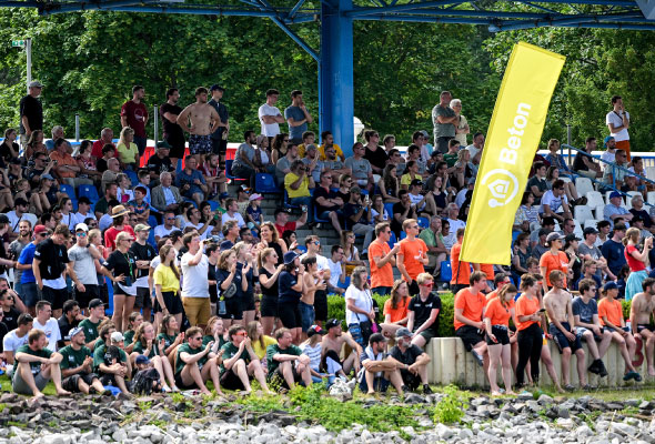 Die Teams waren aus ganz Deutschland und Europa zur Betonkanu-Regatta angereist. Foto: © Sascha Steinbach