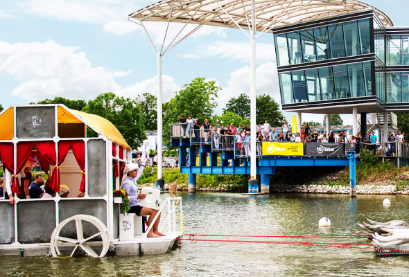 Kreative Entwürfe wie diese „Wasser-Kutsche“ waren ebenso willkommen wie schnittige Sportkanus. Foto: © Sascha Steinbach