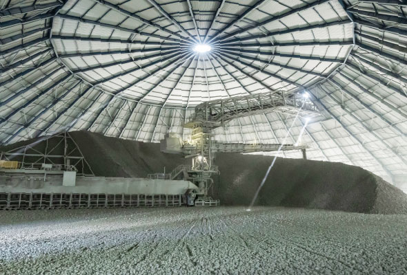 Im Rundmischbett des Zementwerks werden die im Tagebau gewonnenen, unterschiedlichen Kalksteinqualitäten homogenisiert und gelagert, bevor sie in dem folgenden Schritt der Produktion der Rohmühle zugeführt werden. Foto: © Roland Horn