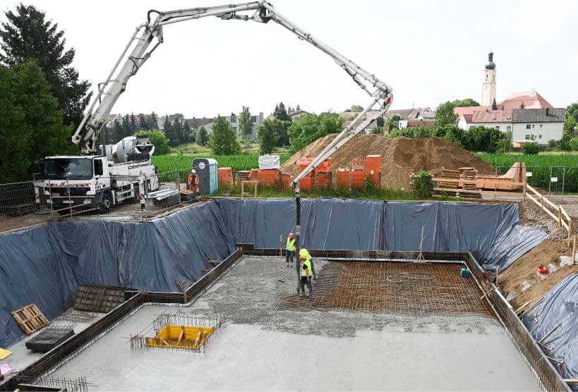 Mit der richtigen Reichweite der Betonpumpe war der Einbau der Bodenplatte auch für ein kleines Team möglich. Foto: Sobolewski