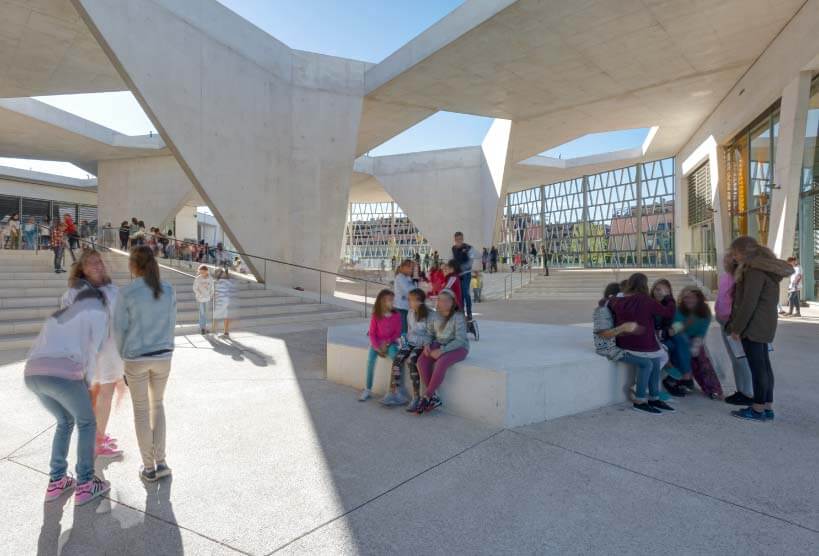Um den Innenhof gruppieren sich Kita, Grund- und Oberschule. Foto: © Celia de Coca