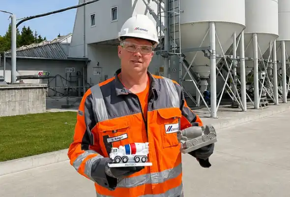 Die Idee stammt von René Krüger: Der Mischmeister aus Finowfurt entwickelte die Miniatur-Fahrmischer aus Beton und fertigt die Rohlinge selbst an. Foto: © Marcel Busch