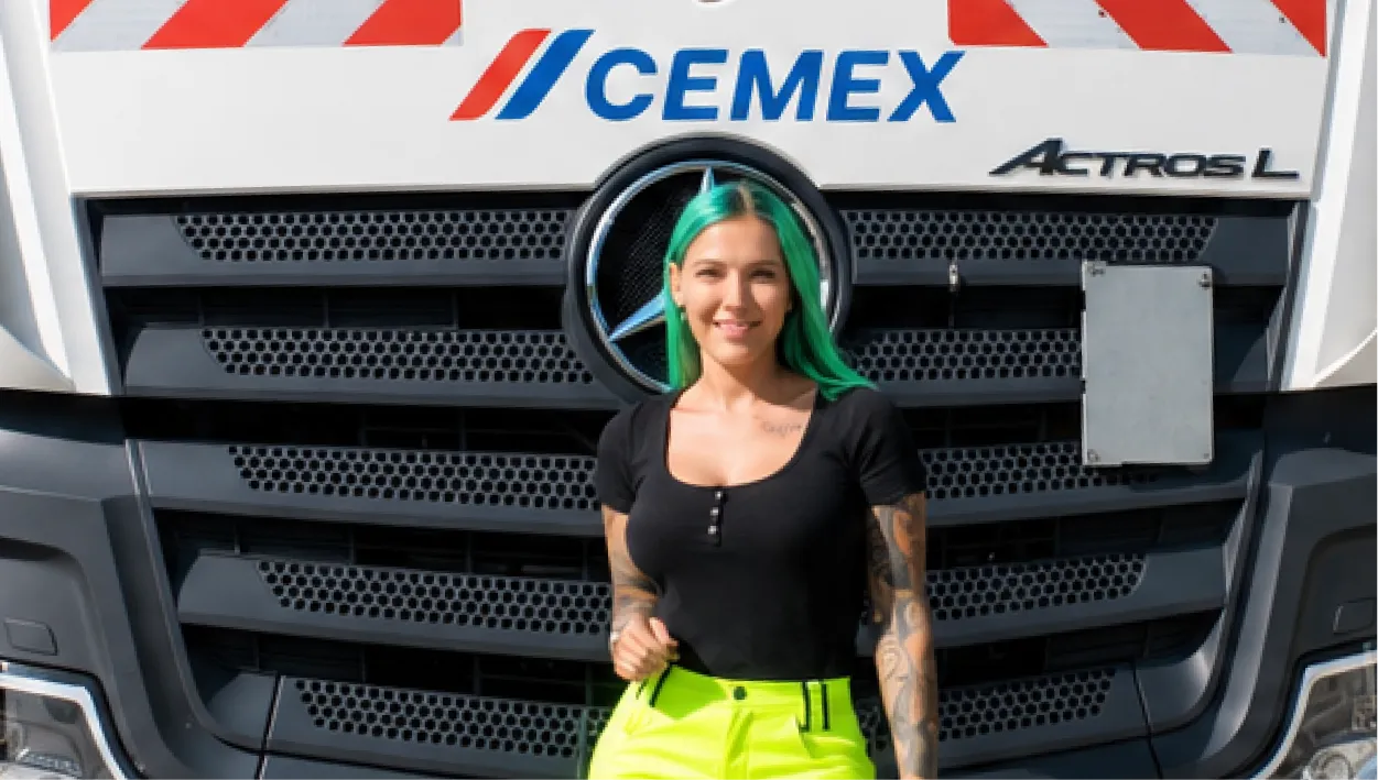 Sabrina Reiter, bekannt als „PS Tussi“ aus der TV-Sendung „Trucker Babes“, unterstützte Cemex bei der Produktion der neuen Sicherheitsfilme für Fahrerinnen und Fahrer. Foto: © Michael Derho