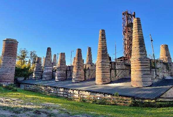 Ein beeindruckender Anblick sind die Schornsteine der Schachtofenbatterie. Foto: © Museumspark Rüdersdorf