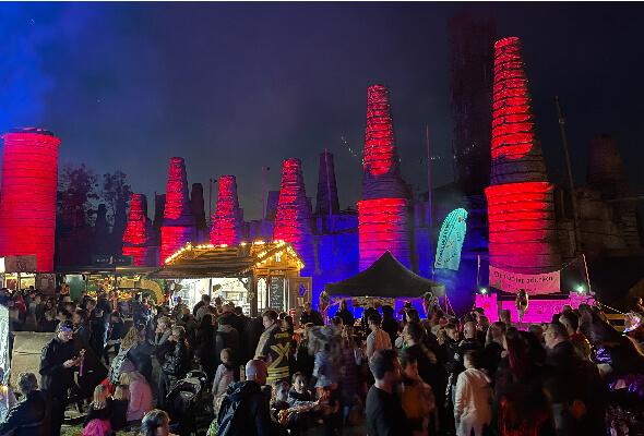 Abends werden die historischen Bauten in ein geheimnisvolles Licht getaucht. Foto: © Museumspark Rüdersdorf