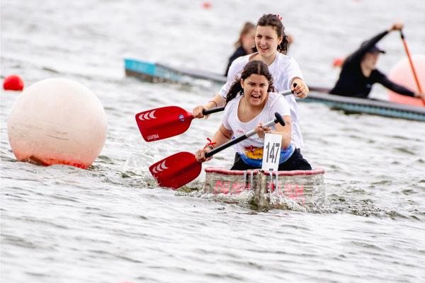 Den Nachhaltigkeitspreis bei der diesjährigen Betonkanu-Regatta gewann das Team Georg-Simon-Ohm von der TH Nürnberg. Foto: IZB/ Sascha Steinbach