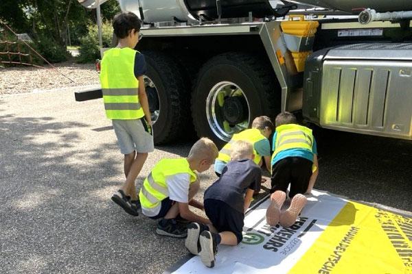 Die Workshops sensibilisieren die Kinder für das Thema Verkehrssicherheit. Foto: © Fiona Bäuml