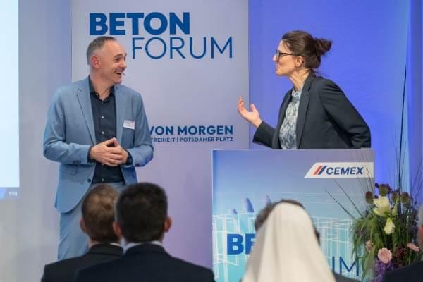 Karsten Schubert und Alexandra Decker auf der Bühne des BetonForums. Foto: © Roland Horn