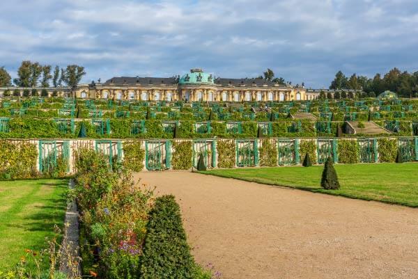 Das gelbe Gestein aus dem Steinbruch Melaune wird bei der sogenannten Schlesischen Wegedecke eingesetzt, unter anderem im Park Sanssouci. Foto: © AdobeStock/DZiegler