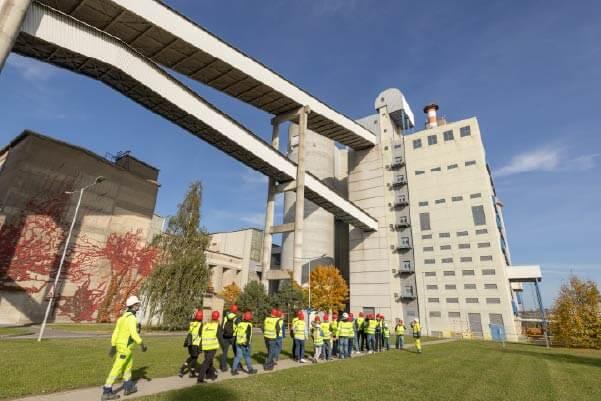 Bei Führungen erhielten die Gäste einen Einblick in die Arbeit im Zementwerk. Foto: © Roland Horn