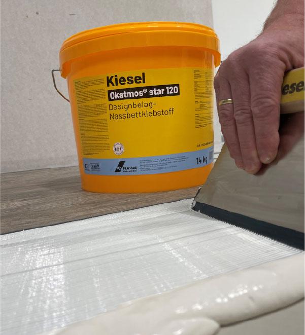 Perfekte Lösung für moderne Räume: Okatmos<sup>®</sup> star 120 verhindert ein Verrutschen von LVT-Elementen auch bei hoher Belastung. Foto: © Kiesel Bauchemie