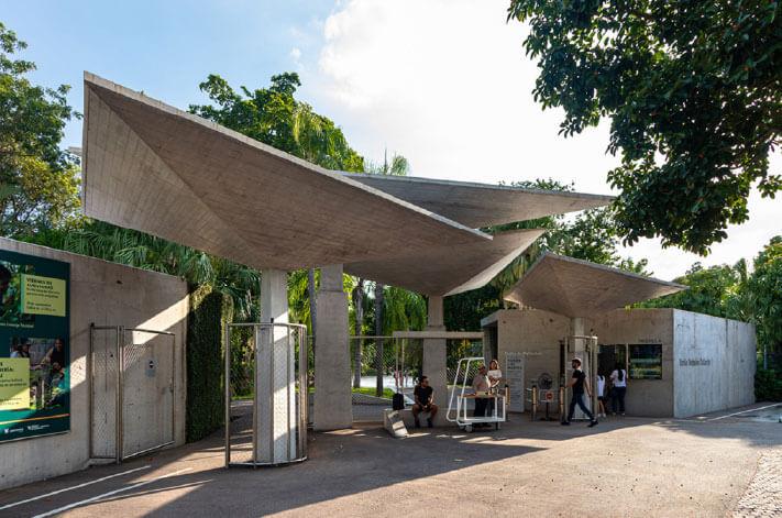 Skulpturaler Auftakt zum Botanischen Garten von Culiacán: Das Eingangsgebäude von Tatiana Bilbao Estudio kombiniert rohe Betonflächen mit markanten Faltstrukturen und öffnet sich in alle Richtungen – ein Ort des Übergangs zwischen Stadt und Natur. Architektur als Landschaft
