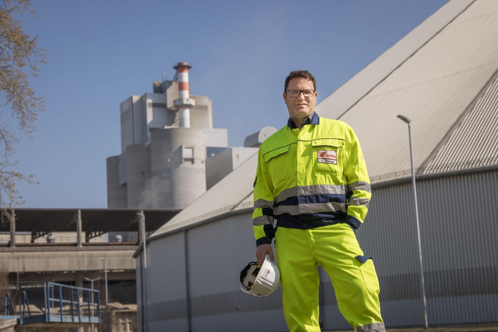 Stefan Tübergen, Efficiency Manager Cement Operations Germany, bei einer Routinekontrolle im Werk Rüdersdorf. Foto: © Roland Horn